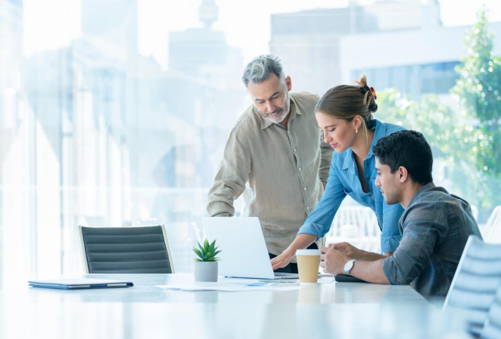 Budgetkategorisierung Workshop – Teilnehmer arbeiten an Aufgaben